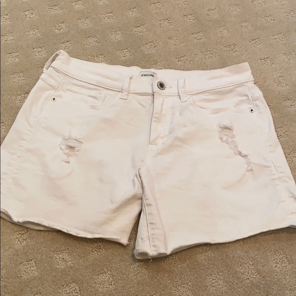 Distressed Boyfriend Short - Picture 4 of 9